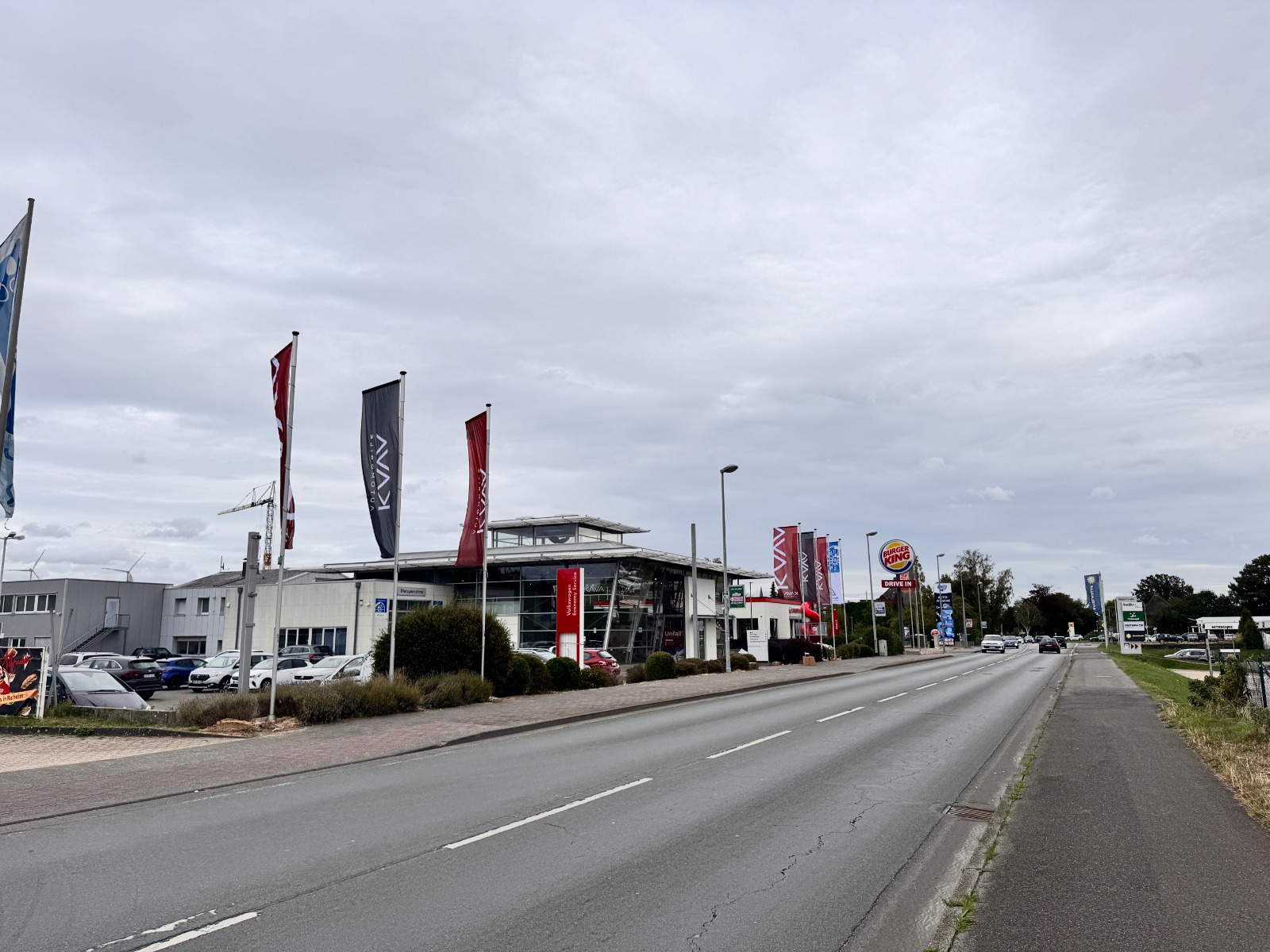 Kava Automobile von der Straße aus
